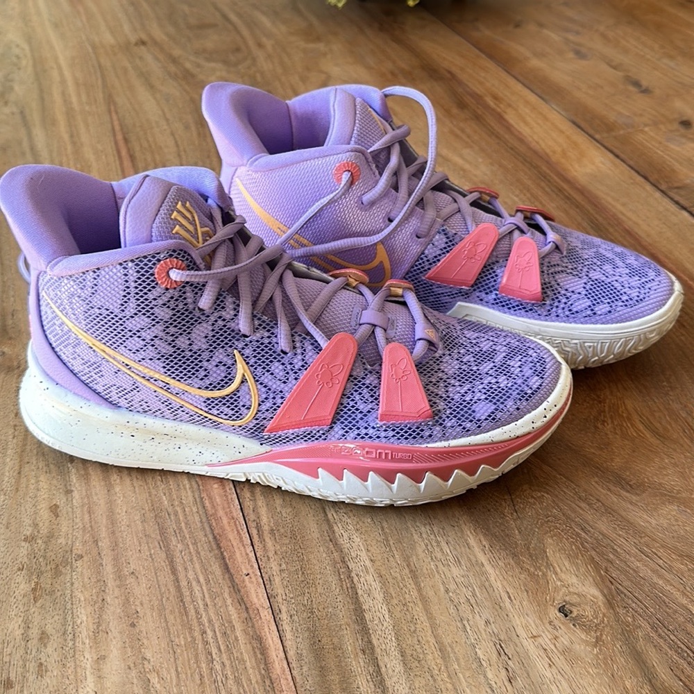 Nike Kyrie 7 Daughters size 39, size 6.5 in Men’s or Women’s size 8.5